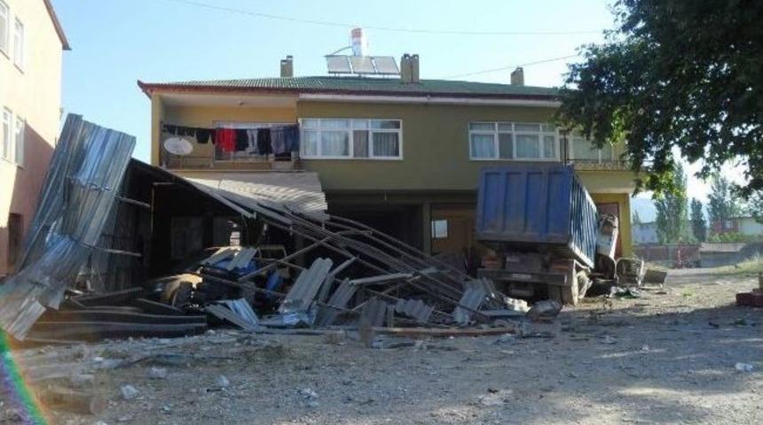 Kum Y&uuml;kl&uuml; Kamyon Dehşet Sa&ccedil;tı