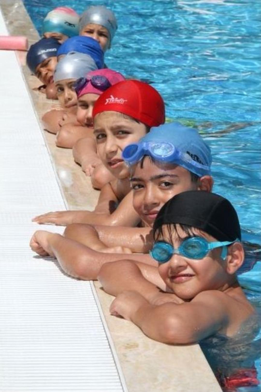 Okullar Tatil &Ccedil;ıkınca &Ccedil;ocuklar Havuza Akın Etti