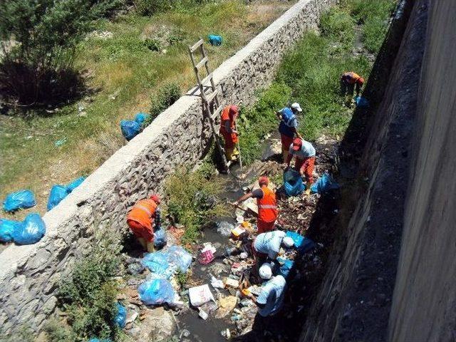 İki Dereden 100 Ton Çöp Çıkarıldı