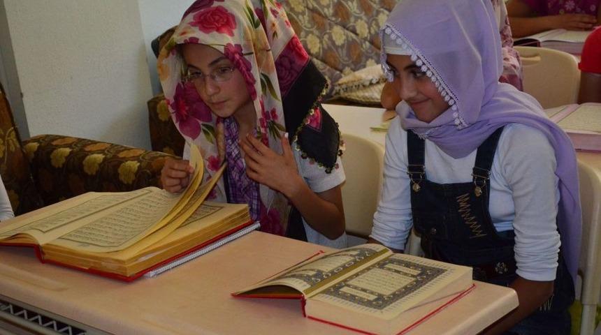 &Ccedil;ocuklar Kur&rsquo;an &Ouml;ğrenmek I&ccedil;in Kurslar Akın Etti