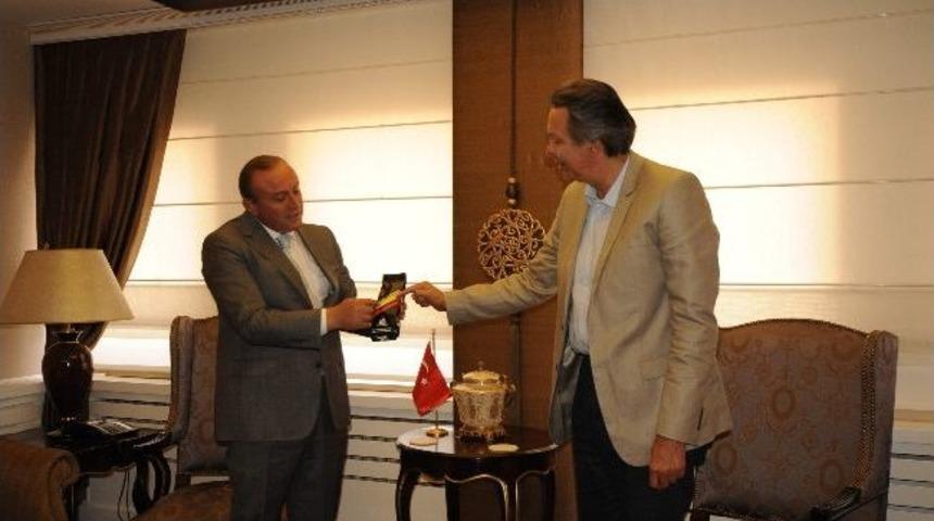 Kolombiya Ankara Büyükelçisi Fernando Panessi Trabzon Valisi Dr. Recep Kızılcık’ı Ziyaret Etti