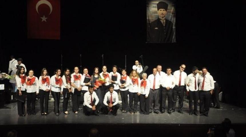 B&uuml;y&uuml;kşehir Thm Korosu Ayakta Alkışlandı