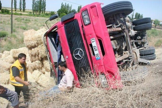 Saman Yüklü Kamyon Devrildi: 2 Yaralı