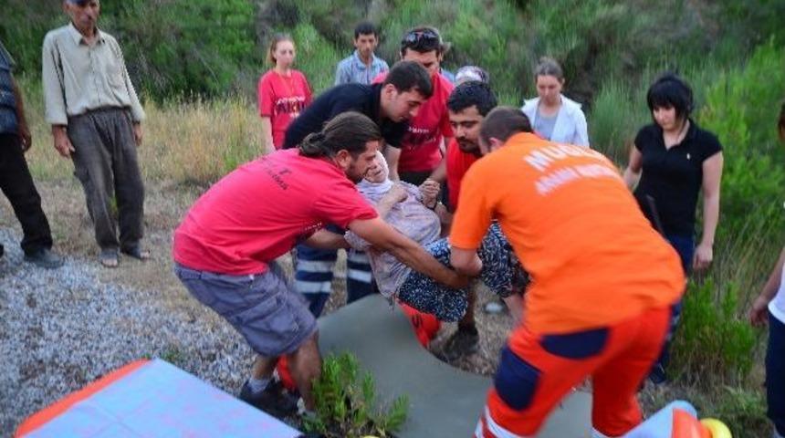 Akut Ekibi Kaybolan Yaşlı Kadını Kurtardı