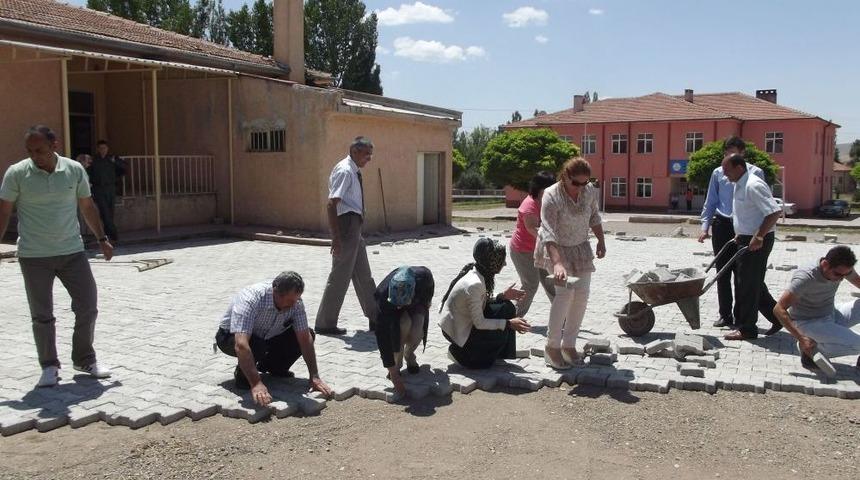 Fedakar &Ouml;ğretmenler Okulun Bah&ccedil;esine Parke Taşı D&ouml;ş&uuml;yor