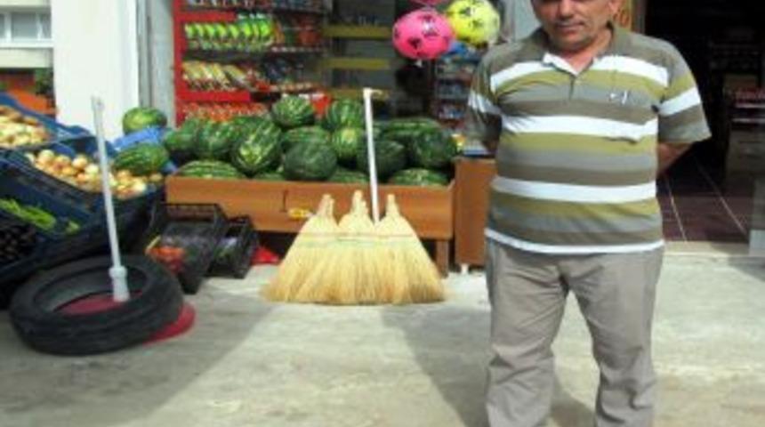 Hırsızlarla Başedemeyince D&uuml;kkanı Taşımak Zorunda Kaldı