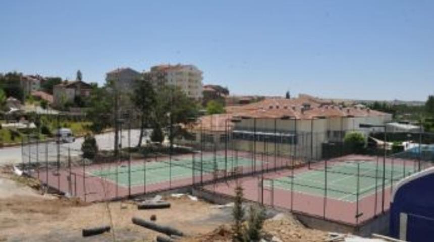 Tenis Kortu Kompleksi Hazır &Ccedil;evre D&uuml;zenlemesi Yapılıyor