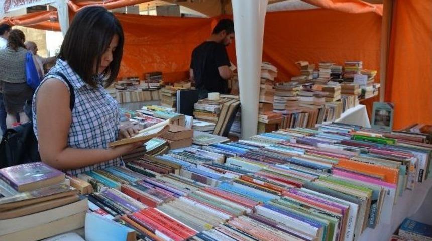 Bey Mahallesi Kitap Kokuyor