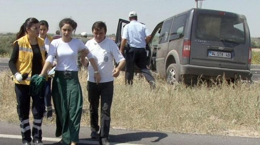 Kamyonet Ref&uuml;je &Ccedil;ıktı: 4 Yaralı