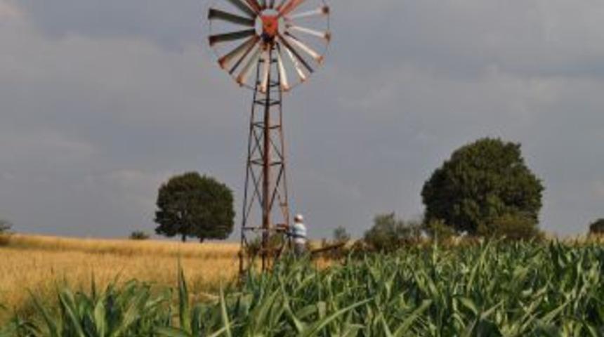 İlkokul Mezunu &Ccedil;ift&ccedil;i Yaptığı R&uuml;zgar G&uuml;l&uuml; Ile Su &Ccedil;ıkarıp Tarlasını Suluyor
