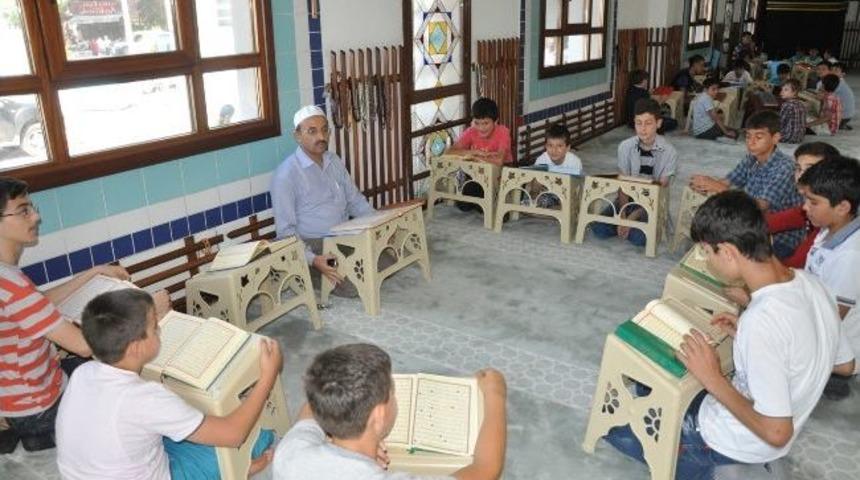 Camiler Kur'an &Ouml;ğrenmeye Koşan &Ccedil;ocuklarla Doldu