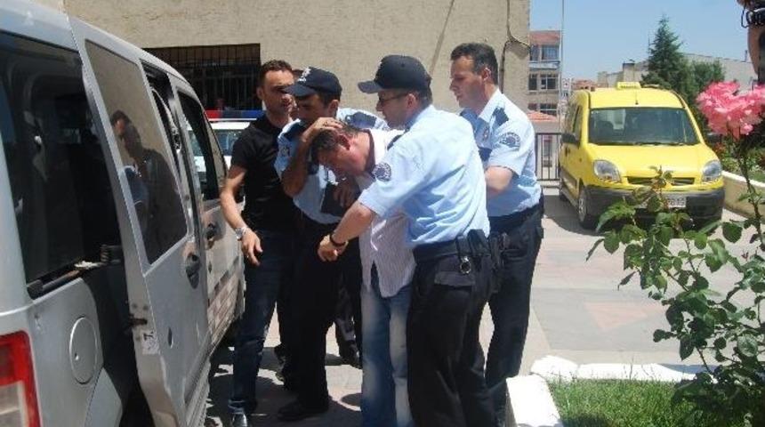 Av T&uuml;feğiyle Adliyeyi Bastı