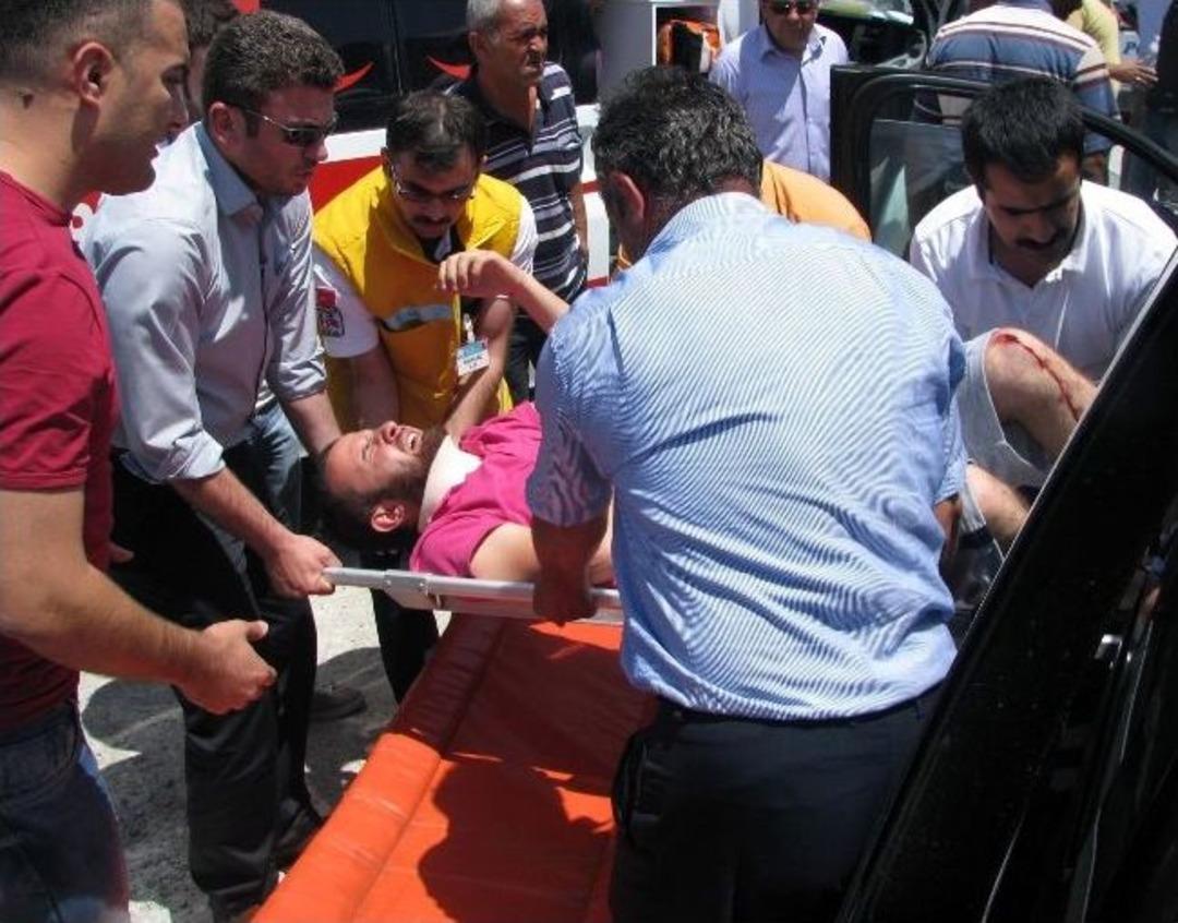 Yozgat'ta Otomobil Kamyonete &Ccedil;arptı: 4 Yaralı