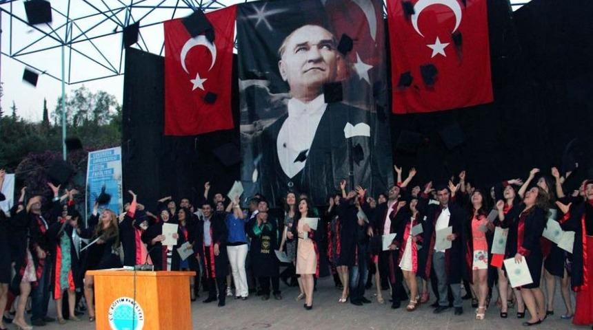 Eğitim Fak&uuml;ltesi Mezunlarını Uğurladı