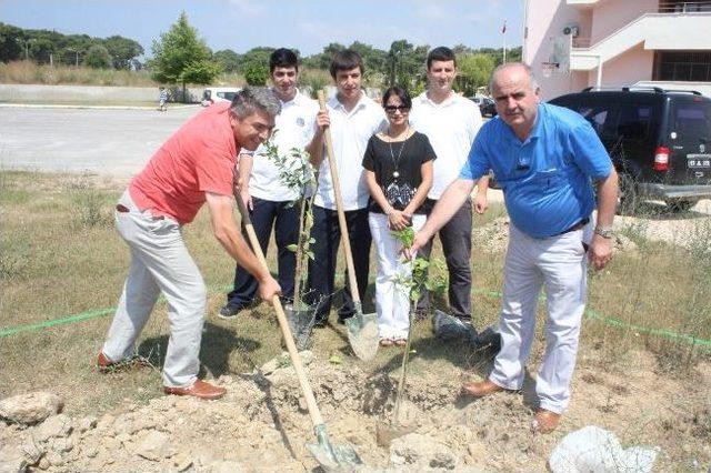 Otelcilik Ve Turizm Lisesi’ne Ziraat Odası’ndan Fidan Desteği