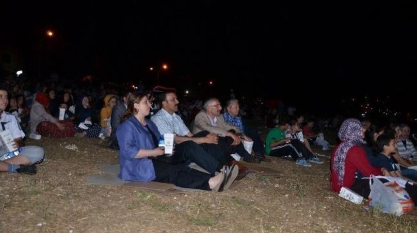 Başkan Bayram A&ccedil;ık Havada &Ccedil;anakkale 1915 Filmini İzledi