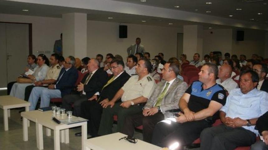 Vali Yılmaz: &ldquo;elinizi Değil Y&uuml;reğinizi Taşın Altına Koyun&rdquo;