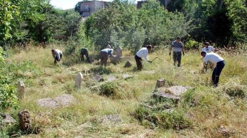 Belediye Mezarlıkları Temizliyor