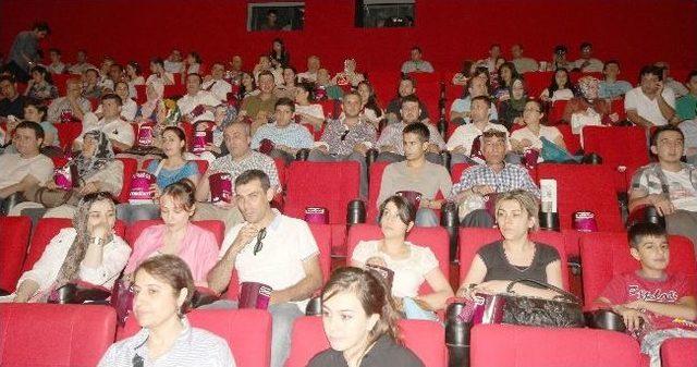 Piazza Cinemaximum'da 