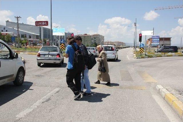 Hastane Önündeki Yaya Geçidi Fıkraları Aratmıyor