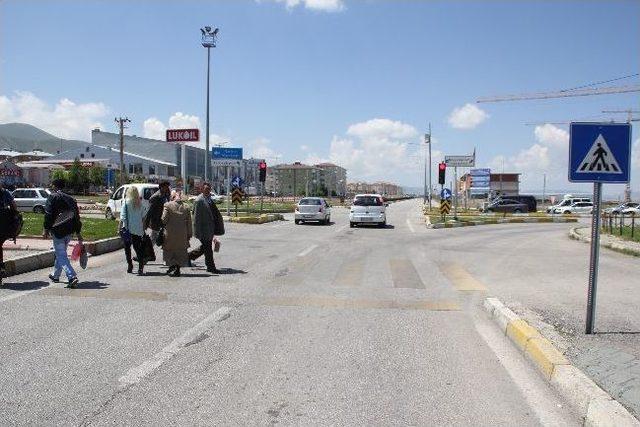 Hastane Önündeki Yaya Geçidi Fıkraları Aratmıyor