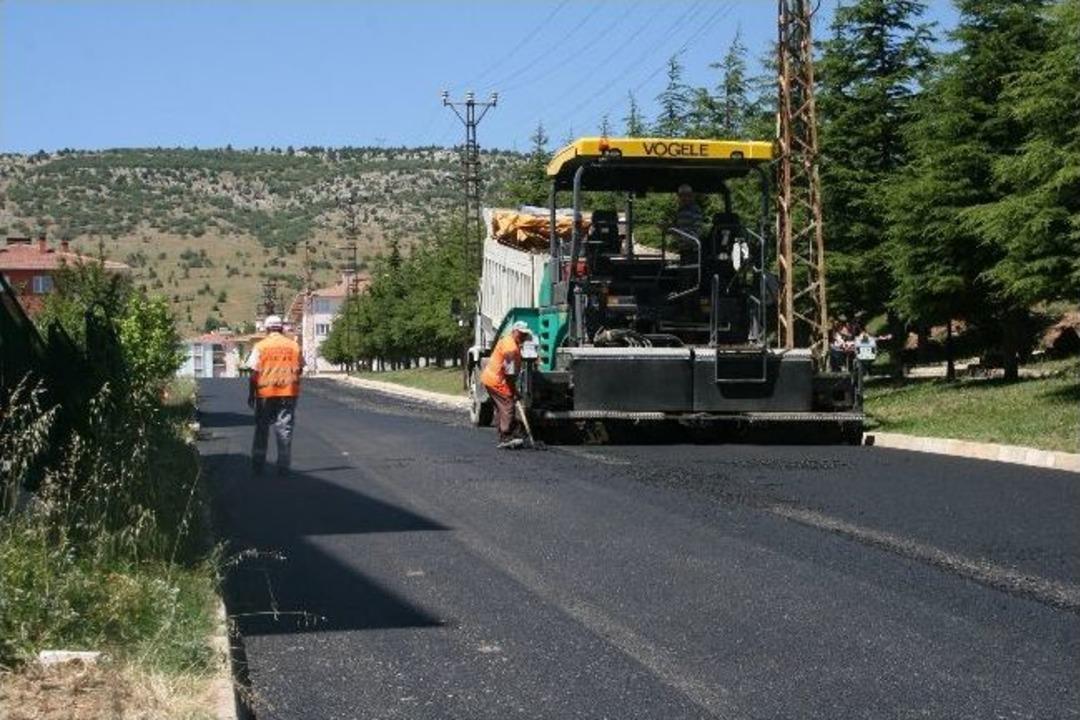 Boz&uuml;y&uuml;k'te Asfaltlama &Ccedil;alışmaları