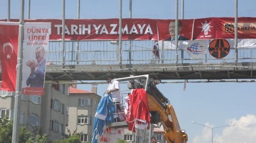 Mitinglerin Ardından Asılan Afişler Belediye Ekipleri Tarafından Toplanıyor