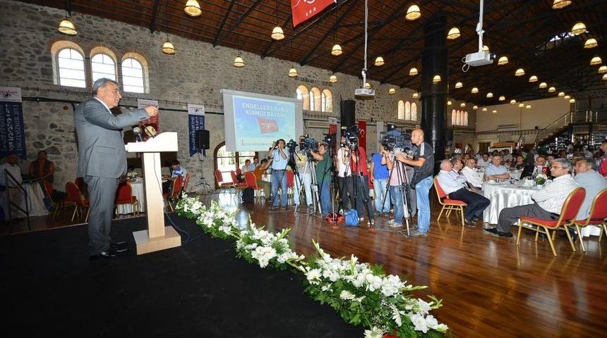 İzmir'de Engelleri Kaldıran Kurumlara 'Kırmızı Bayrak' Asılacak