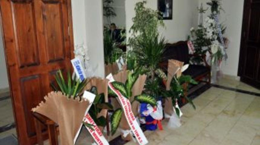 Erzincan Valisi Akdemir Tebrik &Ccedil;i&ccedil;eklerinden Elde Edilen Geliri Bağışladı