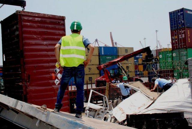 Mersin'de Yük Treni Ile Tır Çarpıştı: 1 Ölü