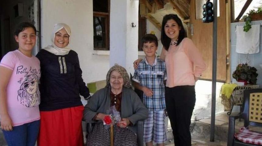 &Ouml;ğrencilerden Yaşlı Ve Hastalara Ziyaret