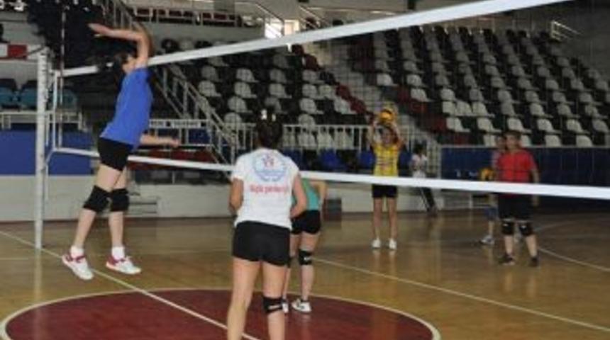 Bayan Voleybolcular, Gap Hazırlıklarını Sürdürüyor