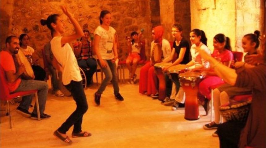 Mardin&rsquo;de 'orff Schulwerk İle Varoluş Ve B&uuml;t&uuml;nselliğe Yolculuk D&ouml;n&uuml;ş' Projesi