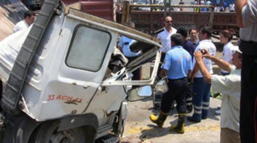 Y&uuml;k treni TIR'a &ccedil;arptı: 1 &ouml;l&uuml;
