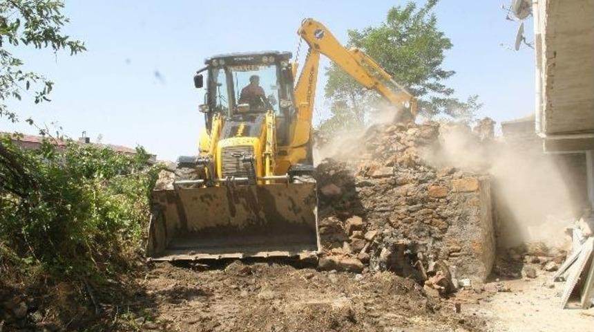 Yozgat Belediyesi Harabe Halindeki Evleri Yıkmaya Başladı