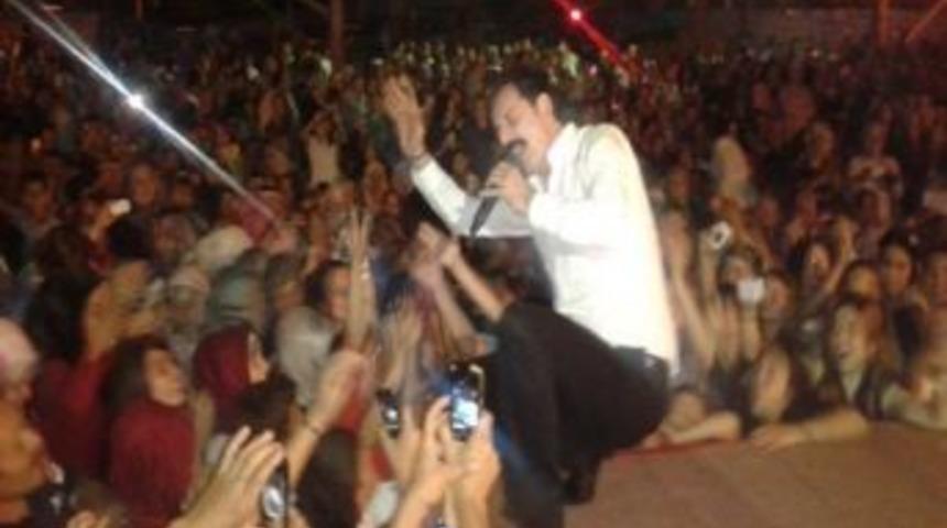 Perşembe&rsquo;de Yaz Etkinlikleri Kapsamında Ramazan &Ccedil;elik Konser Verdi