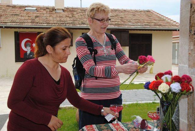 Manavgatlı Kadınların El Emeği Göz Nuru Işleri, Turistlerin Ilgisini Çekiyor