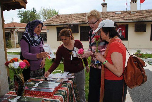 Manavgatlı Kadınların El Emeği Göz Nuru Işleri, Turistlerin Ilgisini Çekiyor