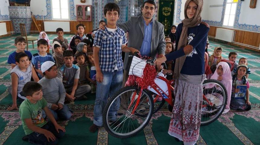 Kur'an Kursu &Ouml;ğrencilerine Bisiklet Hediye Edildi