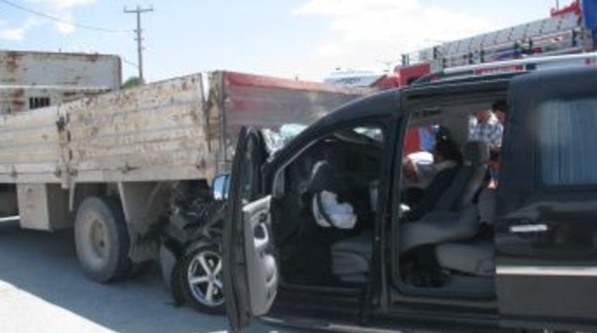 Yozgat&rsquo;ta Kamyonete Arkadan &Ccedil;arpan Ara&ccedil;ta 4 Kişi Yaralandı