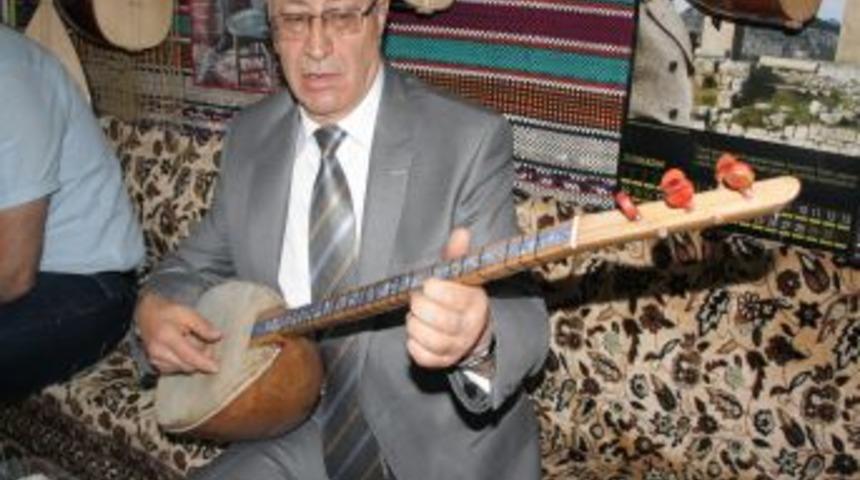 Yeni Bir Enstr&uuml;man &Uuml;retti Adını Da &lsquo;sazuta&rsquo; Koydu