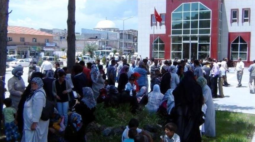 Erciş&rsquo;te Ev &Ccedil;ıkmayan Depremzedelerden Tepki