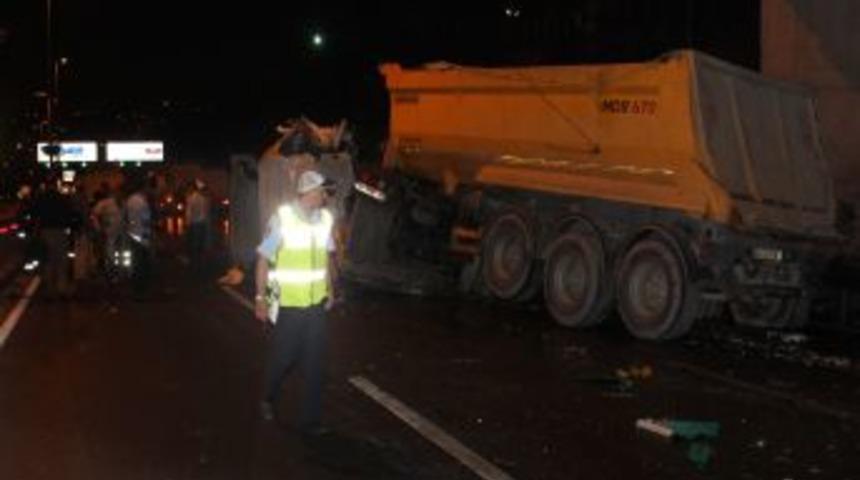 Kaza Yapan Hafriyat Kamyonu D-100 Trafiğini Fel&ccedil; Etti