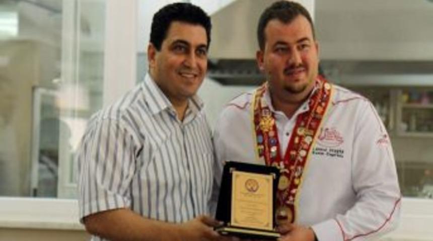 Ad&uuml;&rsquo;n&uuml;n Eğitim Neferine Anlamlı Plaket