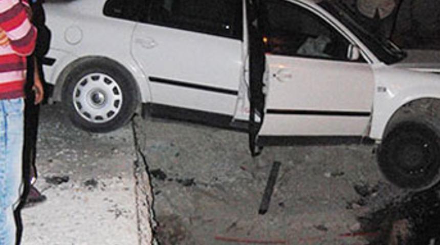 Otomobil &ccedil;ukurda asılı kaldı