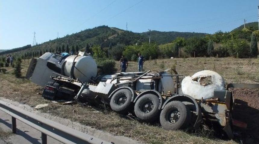 &Ccedil;amaşır Suyu Y&uuml;kl&uuml; Tır Devrildi