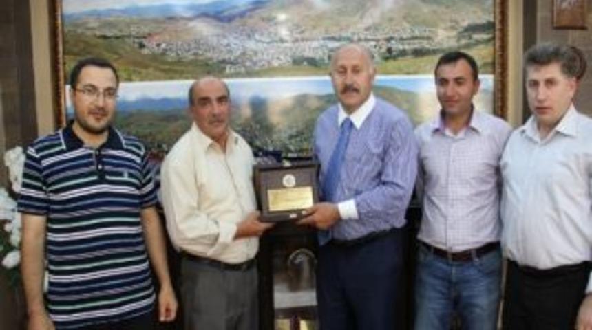 İlim Yayma Cemiyetinden Başkan Polat"a Ş&uuml;kran Plaketi