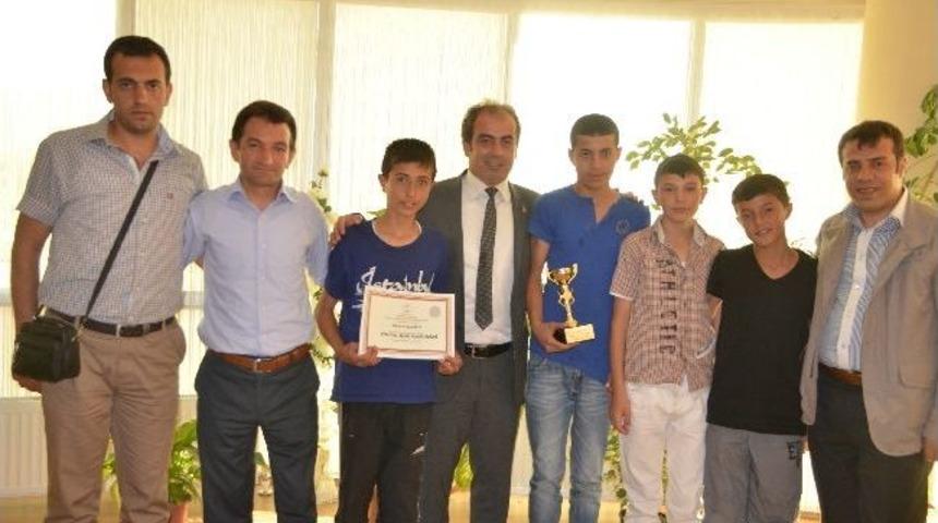 Aşkale Gen&ccedil;lik Merkezi Hal Oyunlarında Birinci Oldu