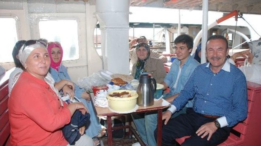 İzmit Belediyesi'nden Emeklilere B&uuml;y&uuml;kada Gezisi