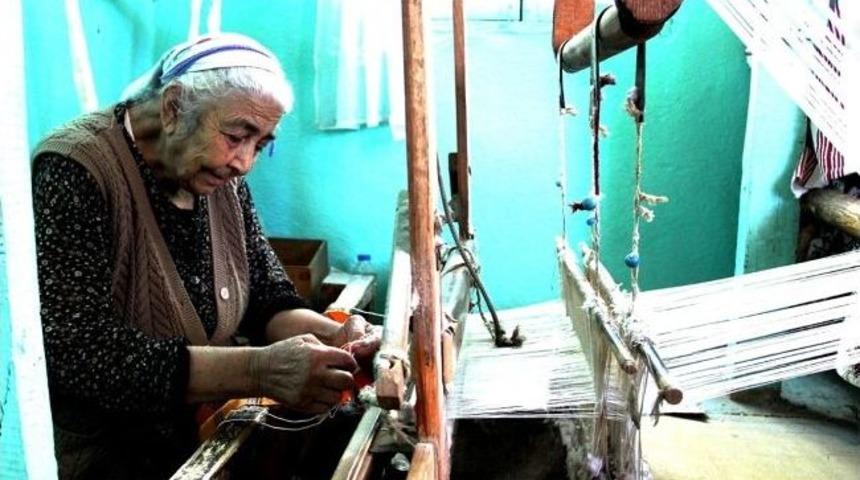 83 Yaşındaki Raziye Nine, Dokuma Tezgahından Vazge&ccedil;miyor